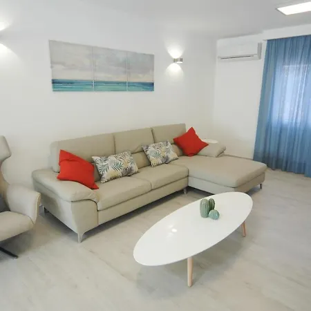 Villa In Puerto Del Carmen Sleeps 8 Includes Swimming Pool And Air Con 9 Puerto del Carmen (Lanzarote)